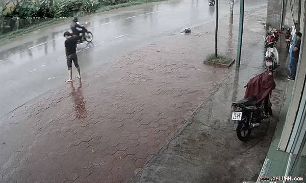 Thanh niên tè bậy bị bác tài dạy cho bài học đích đáng