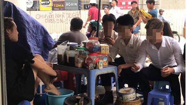 Mở đầu đoạn video cô gái mặc váy đen thò chân vào chiếc chậu xanh.