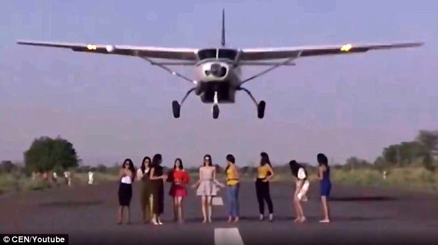 Dàn người mẫu khoe dáng trước mũi máy bay. (Ảnh: CEN)