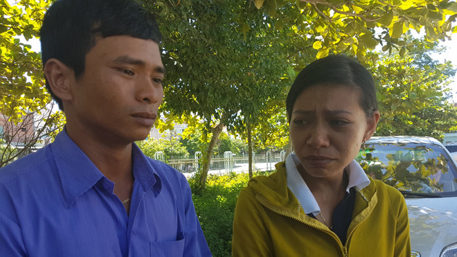 Đau lòng trước cái chết đột ngột của con trai, vợ chồng chị Vy đến bệnh viện để hỏi nguyên nhân