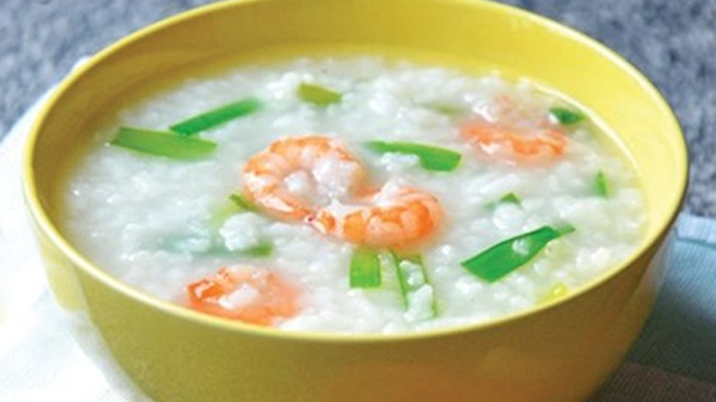 Cháo tôm với cải thảo và dừa xiêm.