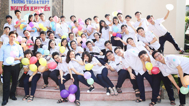 lớp 12D2 hiện có 1 thủ khoa và 2 á khoa của TPHCM . Ngoài ra, lớp này còn có 5 học sinh trên 29 điểm, 20 học sinh trên 27 điểm, 44 em trên 25 điểm trong tổng số 50 học sinh. 