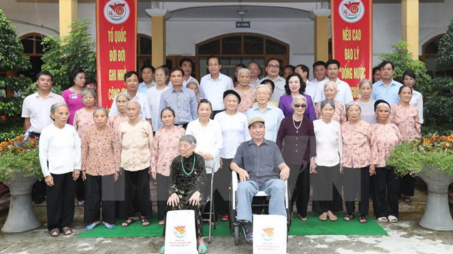 Tổng Bí thư Nguyễn Phú Trọng chụp ảnh chung tại Trung tâm Nuôi dưỡng và Điều dưỡng Người có công số 2 Hà Nội. (Ảnh: Trí Dũng/TTXVN)