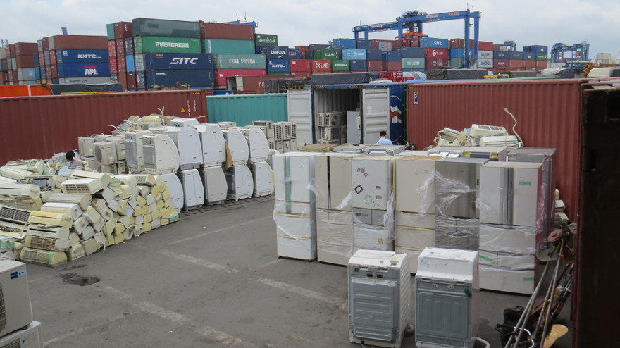 Hai container chứa hàng nghìn thiết bị điện tử nhập lậu