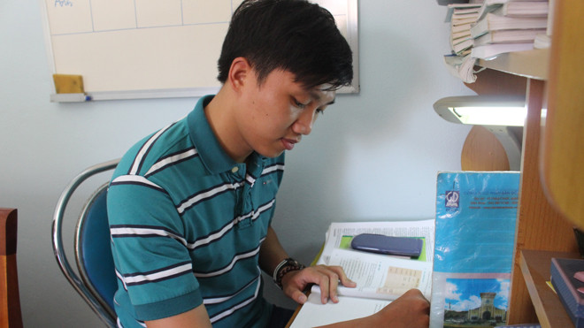 Góc học tập gọn gàng trên căn gác xép nhỏ của Đào Ngọc Minh Huy. Ảnh: Giang Thanh