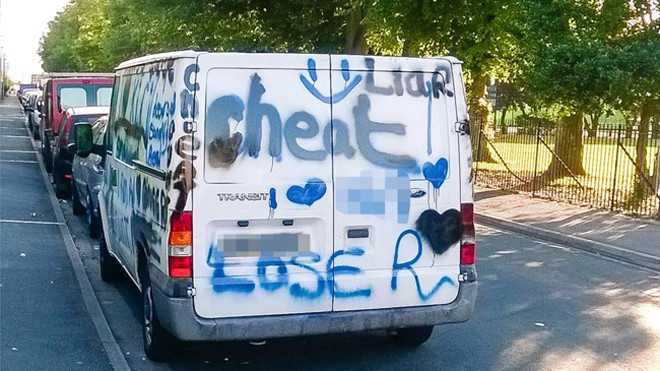 Vẽ lên chiếc xe mà vị hôn phu yêu quý là cách trả thù ghê gớm nhất mà Roxy có thể nghĩ ra và thực hiện.