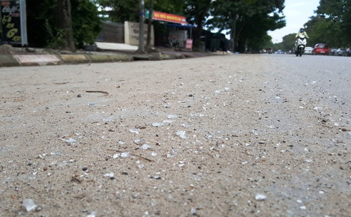 Đến chiều 25/7, trên đường Hồng Bàng, đối diện với Metro Hải Phòng còn vương vãi nhiều mảnh chai, cốc thủy tinh sau cuộc đâm chém nhau đêm qua. Ảnh: Giang Chinh