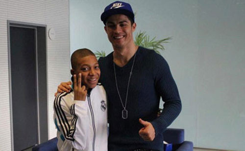 Mbappe chụp ảnh chung với Ronaldo tại Valdebebas.