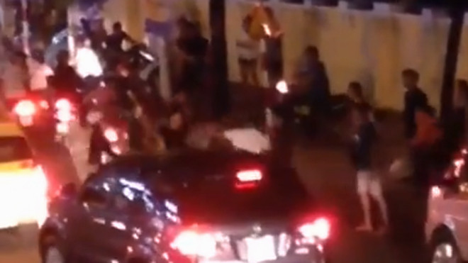 Hỗn chiến như bang phái giữa trung tâm thành phố biển