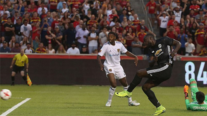 Lukaku ghi bàn khi được đá chính trong trận giao hữu thứ hai khoác áo Man Utd. Ảnh: Reuters.