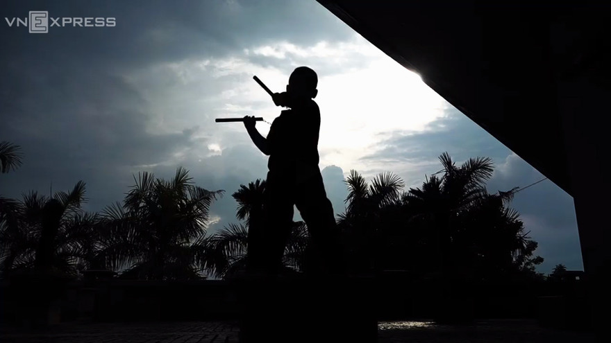 Cậu bé 7 tuổi ở Sài Gòn múa côn điêu luyện