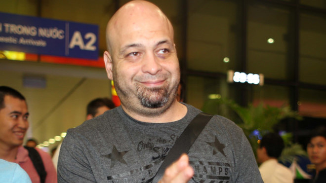 Do không am hiểu luật pháp Việt Nam, Flores đã nhờ đồng môn Nam Anh Kiệt, đại diện môn phái Vịnh Xuân Anh ở Việt Nam xin giấy phép để chờ đấu Huỳnh Tuấn Kiệt.