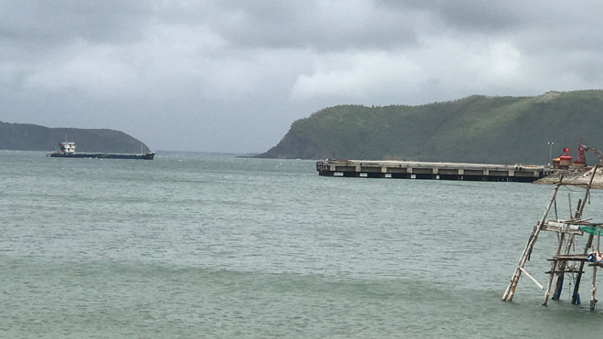 Tàu, thuyền chạy khỏi vịnh Hòn La tránh bão số 4