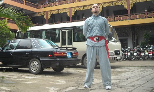 Võ sư Pierre đã đến Việt Nam sớm hơn dự kiến hai ngày. Ảnh: FBNV.