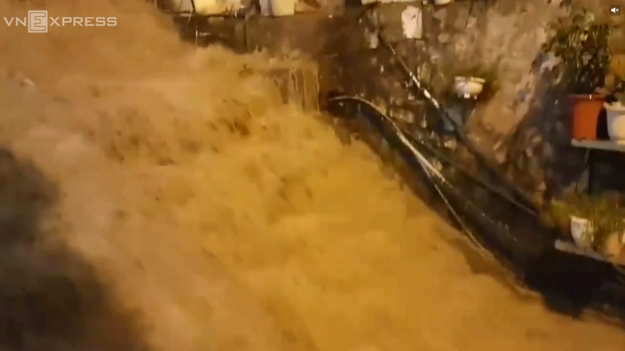 Nước lũ đổ về Sapa. Video: Viết Mai