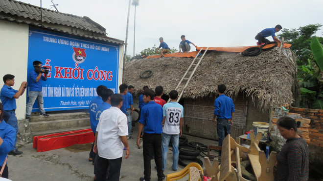 Tặng quà cho cựu TNXP