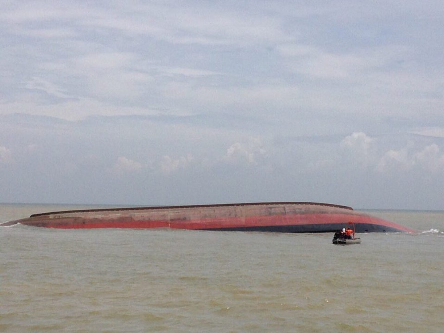 Tàu chở than VTB 26 bị sóng đánh lật úp. Ảnh: Tân Châu