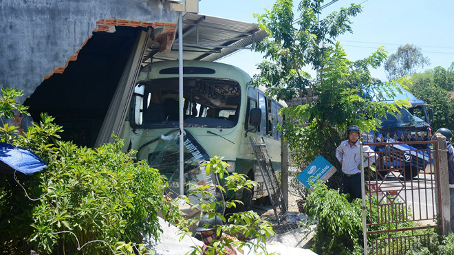 Hiện trường xe buýt tông sập tường nhà dân