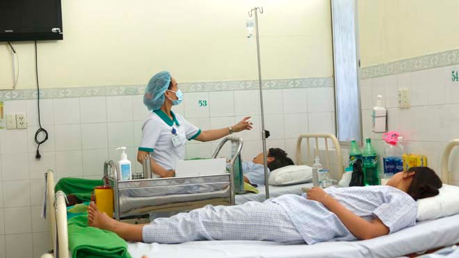 Các du khách Lào bị ngộ độc được chăm sóc tại Khoa Nội, bệnh viện Hoàn Mỹ Đà Nẵng.