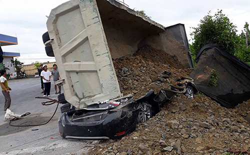 Ôtô 4 chỗ bẹp rúm sau tai nạn. Ảnh: Việt Linh.