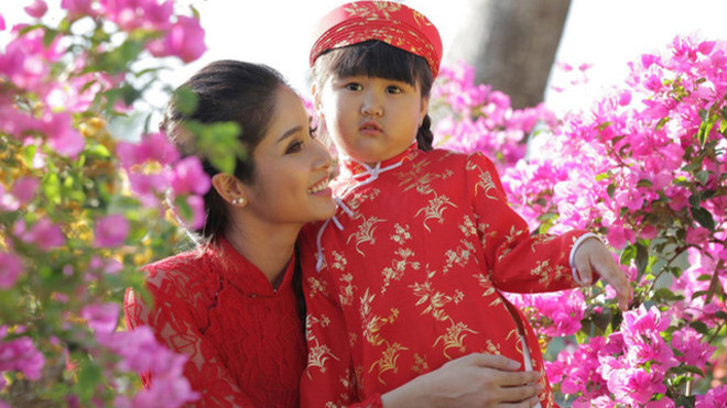 Thảo Trang và con gái chụp ảnh chung. Ảnh: NVCC.