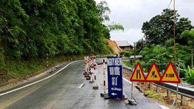 Vết nứt xuất hiện trên Quốc lộ 217.