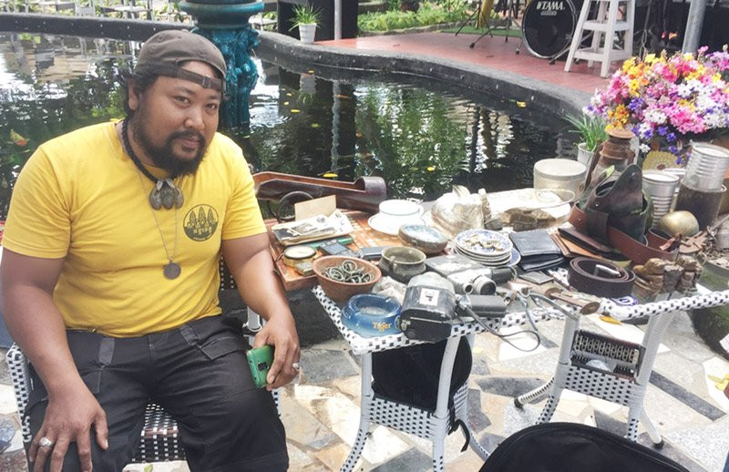 Diễn viên Khánh Râu bên gian hàng của mình