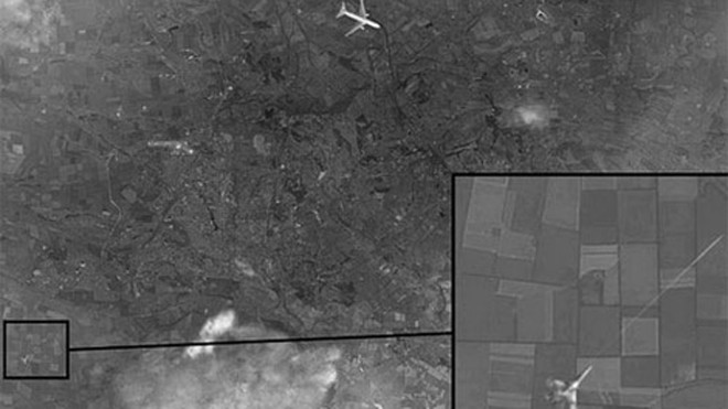 Bức ảnh một máy bay chiến đấu đang bắn tên lửa vào một máy bay chở khách trên bầu trời miền Đông Ukraine do kênh truyền hình Channel One công bố.