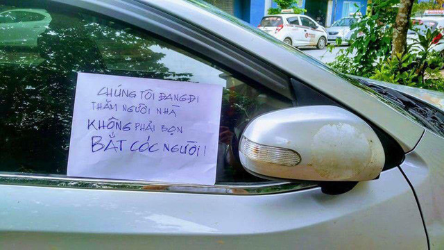 Dòng chữ trên xe ô tô được lan truyền trên mạng xã hội