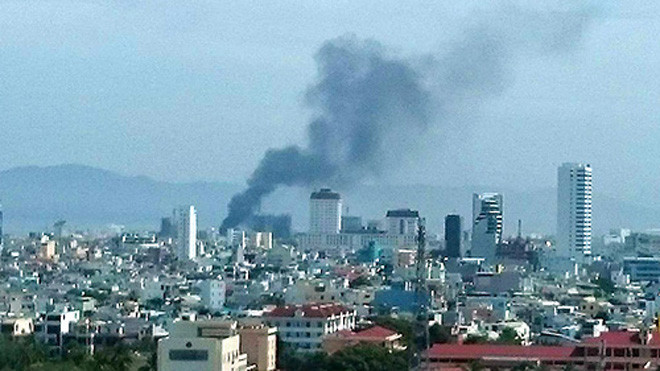 Nhìn từ xa, khói bốc cao hàng chục mét.