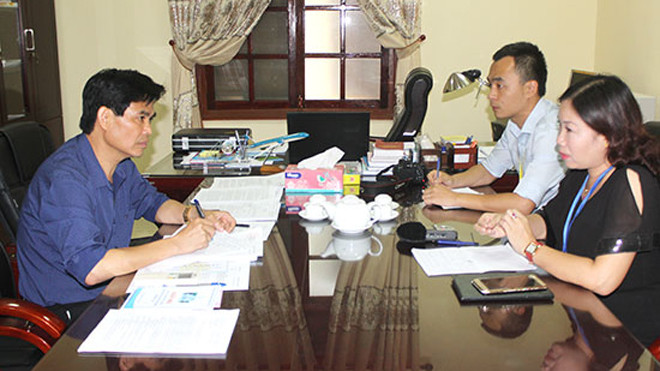 Đồng chí Hoàng Quốc Khánh trao đổi với phóng viên các cơ quan báo chí.