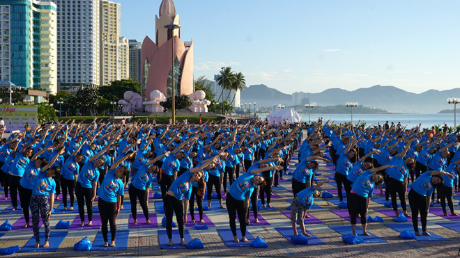 Mọi người đang tập tư thế tam giác