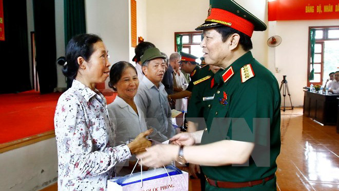 Đại tướng Ngô Xuân Lịch, Ủy viên Bộ Chính trị, Phó Bí thư Quân ủy Trung ương, Bộ trưởng Bộ Quốc phòng thăm hỏi tặng quà các đối tượng chính sách. (Ảnh: An Đăng/TTXVN)