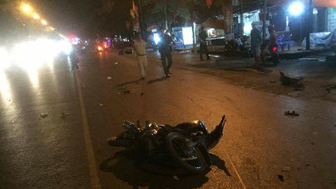 Mảnh vỡ xe máy, dép... của nạn nhân văng tung tóe trên đường (ảnh CTV)