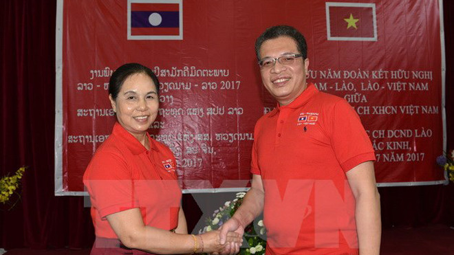 Đại sứ đặc mệnh toàn quyền nước CHXHCN Việt Nam Đặng Minh Khôi và Đại sứ Lào Vandy Bouthasavong trong buổi giao lưu. (Ảnh: Lương Tuấn/TTXVN)