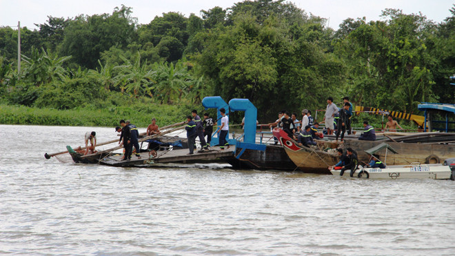 Lực lượng chức năng trục vớt con tàu bị chìm