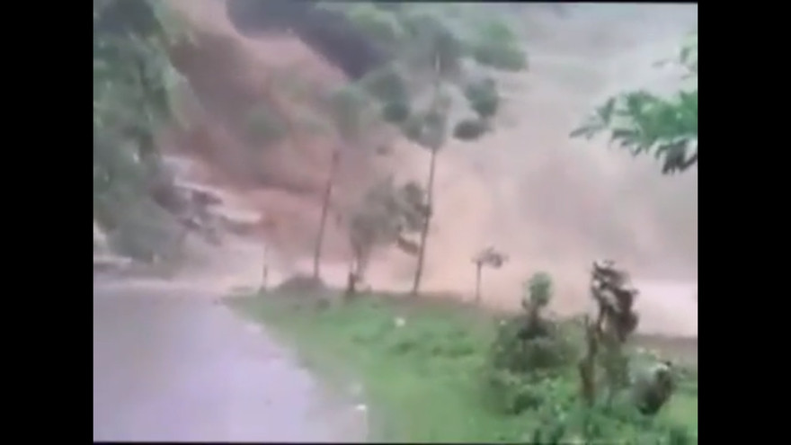 Lũ ống cuồn cuộn như thác đổ tràn xuống đường