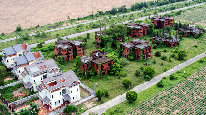 Biệt thự hoang là cảnh dễ bắt gặp ở Khu đô thị mới Nhơn Trạch. Ảnh: Lê Quân