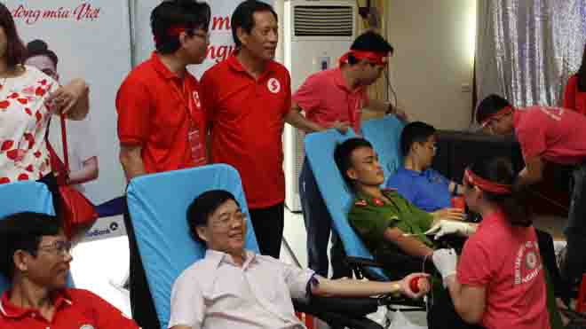 Hơn 1.500 người tham gia chương trình “Giọt hồng xứ Nghệ”, với đầy đủ các lứa tuổi đến từ các ban ngành.