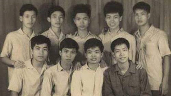 Trong ảnh là 9 học sinh được tuyển chọn để ôn thi Toán Olympic quốc tế. Ở hàng đứng, từ trái qua phải là Hoàng Lê Minh, Đặng Hoàng Trung, Lê Tuấn Hoa, Đỗ Quang Bình, Vũ Đình Hòa. Học sinh ở hàng ngồi: Nguyễn Quốc Thắng, Vũ Đức Hoàn, Tạ Hồng Quảng, Nguyễn 