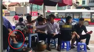 Chủ salon tóc bị gọi lên phường làm việc vì dàn dựng clip pha trà bằng nước rửa chân. Ảnh cắt từ clip