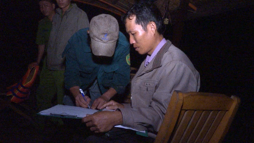 Lực lượng chức năng lập biên bản ghe hút cát lậu.