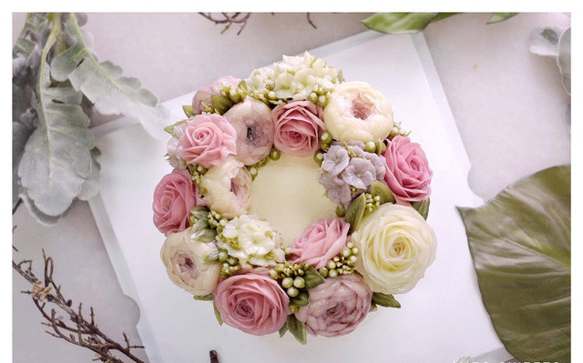 Mỗi chiếc bánh đều được chàng trai trẻ làm ra bằng sự tinh tế, tỉ mỉ