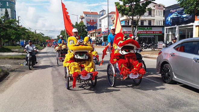Những hình ảnh vui tươi, giàu tính truyền thống về lễ rước dâu “đưa nàng về dinh” tại đám cưới tập thể lần đầu tiên diễn ra tại Huế