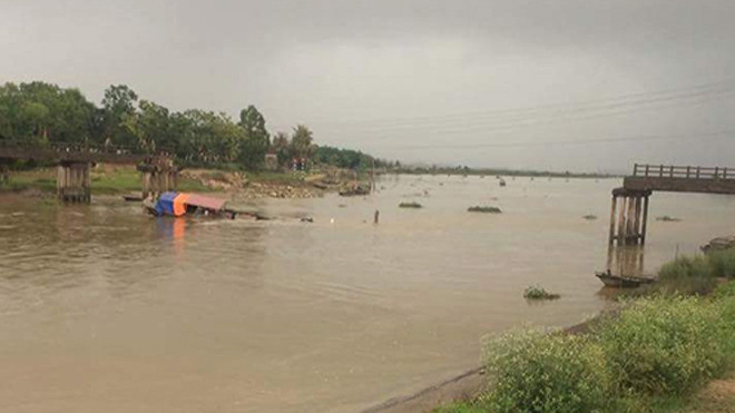 Cầu Sông Hoàng sập khoảng 2/3 chiều dài. Ảnh: Lam Sơn.