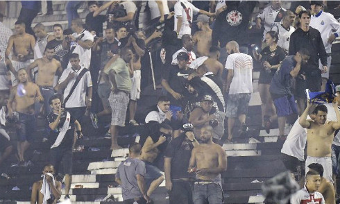 Cuộc chiến trên khán đài ở trận Vasco da Gama và Flamengo.