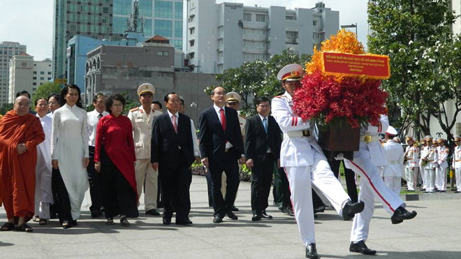 Lãnh đạo TPHCM viếng nghĩa trang liệt sỹ
