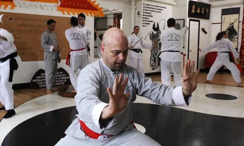 Trận đấu võ giữa cao thủ Vịnh Xuân và võ sư Karate bị cấm.