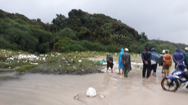 Nhiều người dân có mặt tại bờ biển thôn Xuân quan sát vụ việc. ẢNH: H.P