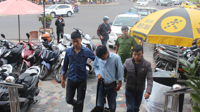 Khánh (áo ca rô) bị bắt